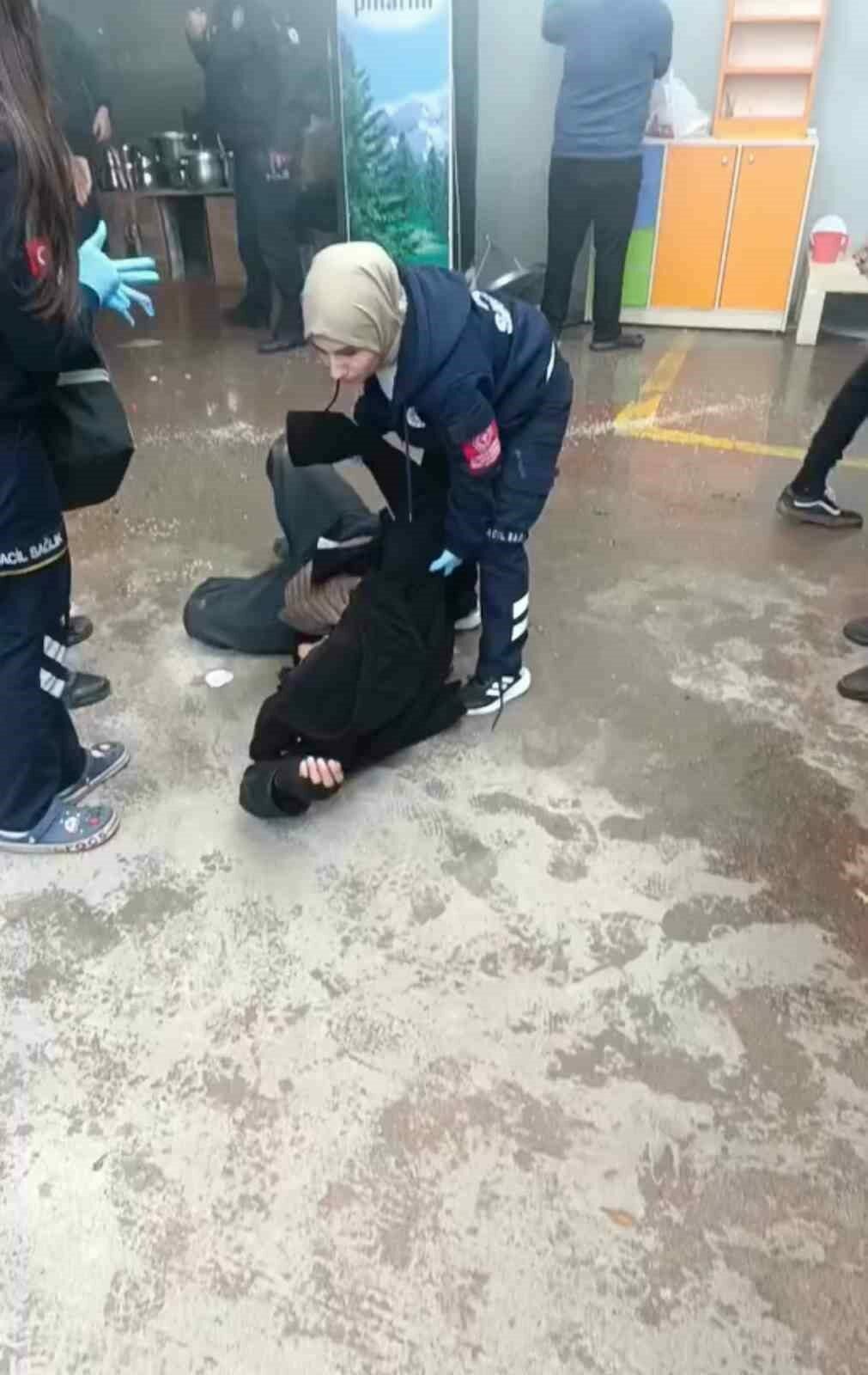 Bursa’nın Yıldırım ilçesindeki kapalı pazar alanında, trafodan yükselen dumanlar korku