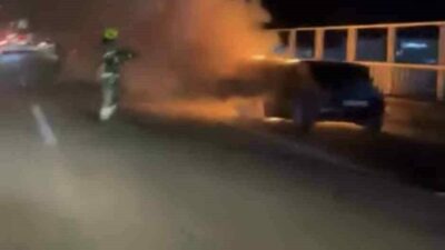 Bursa seyir halindeyken alev alan otomobil, itfaiye ekiplerinin müdahalesiyle söndürüldü.