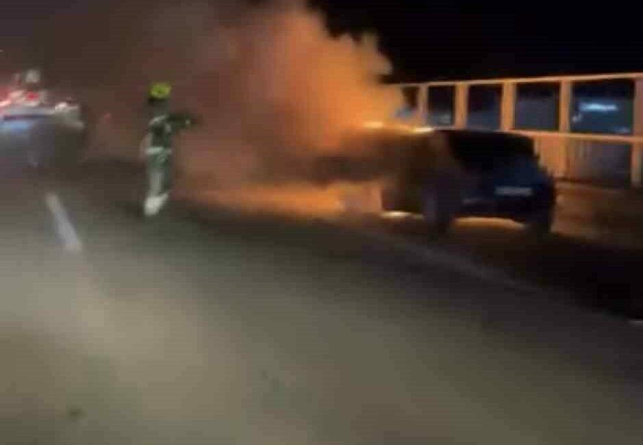 Bursa seyir halindeyken alev alan otomobil, itfaiye ekiplerinin müdahalesiyle söndürüldü.