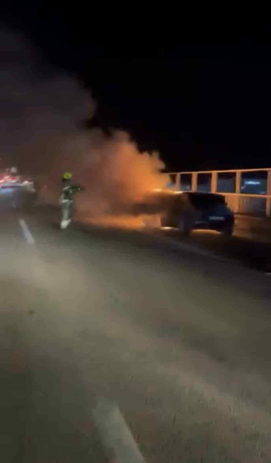 Bursa seyir halindeyken alev alan otomobil, itfaiye ekiplerinin müdahalesiyle söndürüldü.