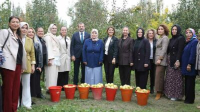 Topuklu ayakkabılı iş kadınlarıyla şalvarlı köylü kadınları aynı tarlada aynı