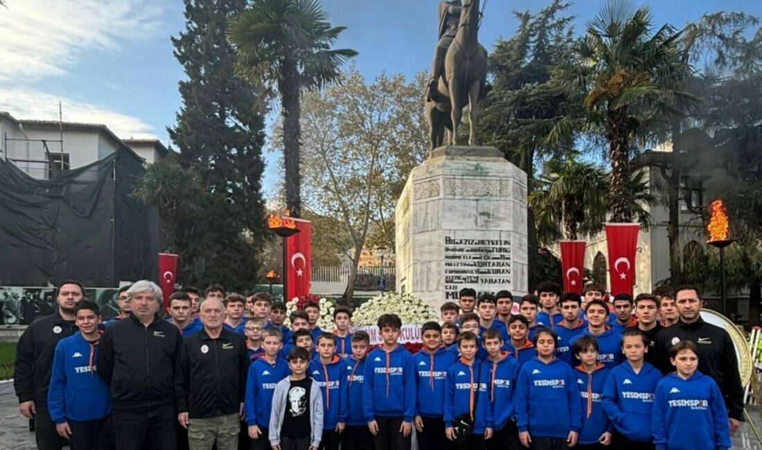 Yeşim Spor Kulübü oyuncuları ve teknik heyeti, 10 Kasım Atatürk’ü