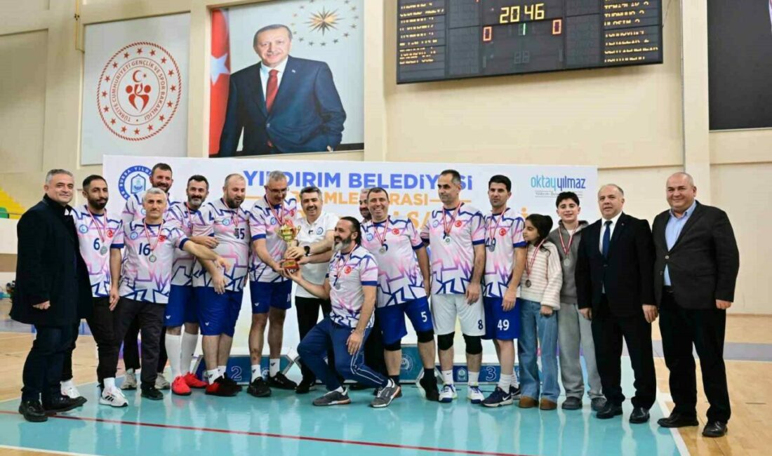 Yıldırım Belediyesi çalışanları arasında düzenlenen geleneksel birimler arası voleybol turnuvası