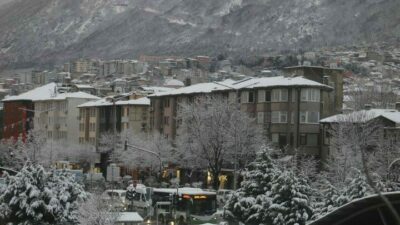 Bursa’da sabah saatlerinde etkili olan kar yağışı kenti beyaza bürüdü.