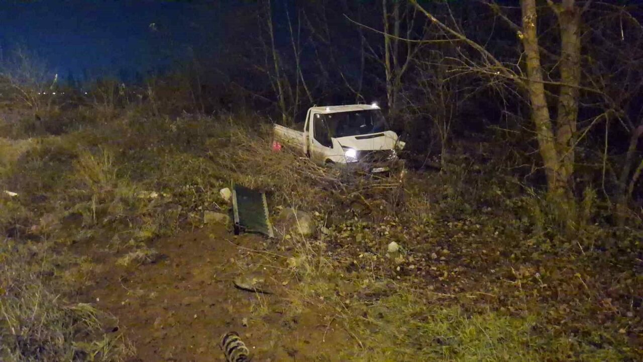 Bursa’da gece saatlerinde meydana gelen trafik kazasında, kontrolden çıkan bir