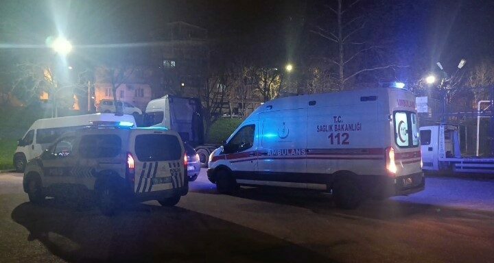 Bursa’da çıkan bıçaklı kavgada 2 kişi sırtından yaralandı. Olay, saat