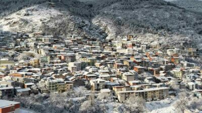 Bursa’da şehir merkezine yağan kar yağışıyla birlikte Uludağ’ın eteklerindeki tarihi