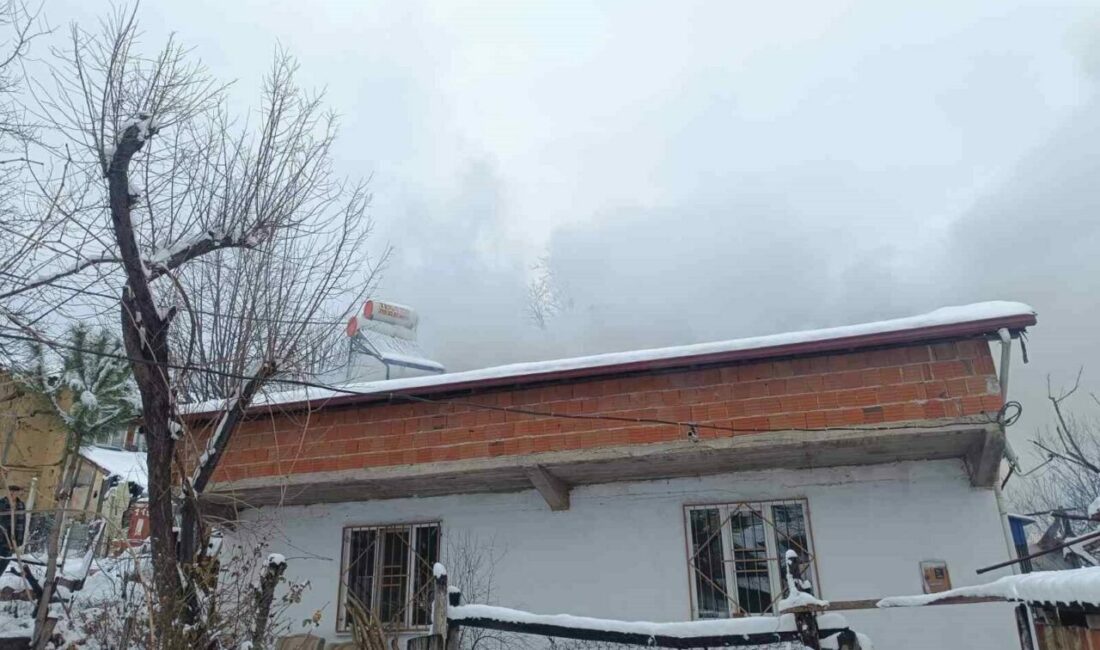 Bursa’nın İnegöl ilçesinde bulunan tek katlı evin çatısında yangın çıktı.