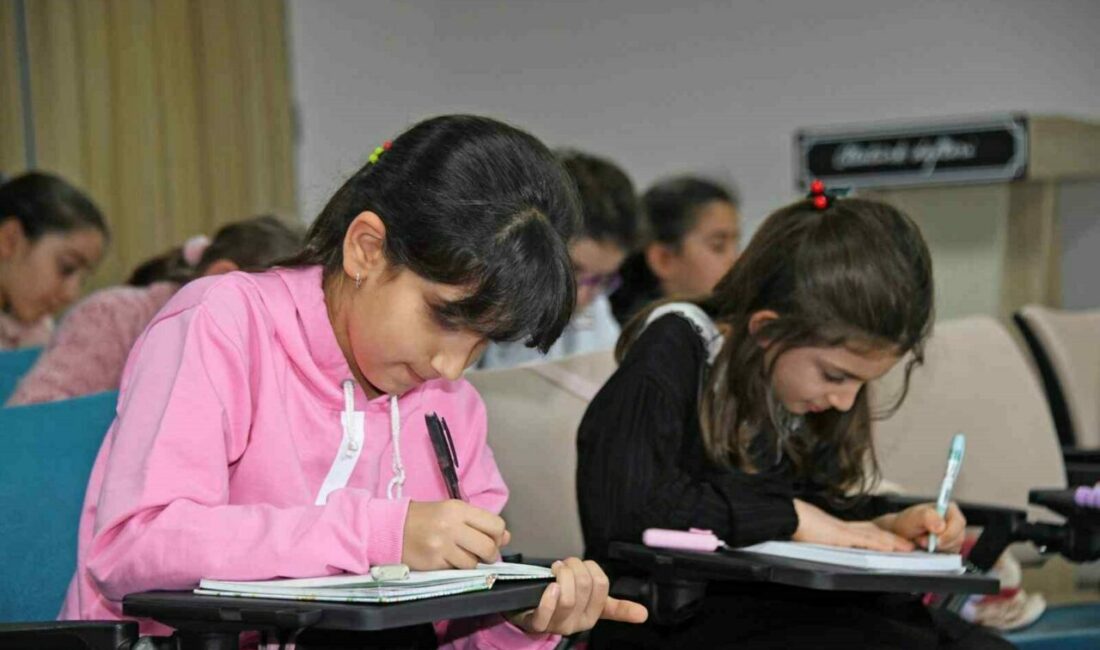 Osmangazi Belediyesi’nin çocukların yazma becerilerini geliştirmek amacıyla hayata geçirdiği Küçük